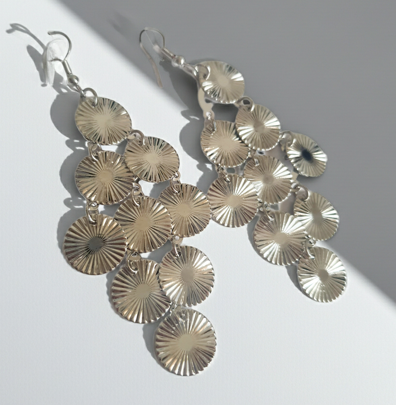Tańczące promienie – srebrne kolczyki z dysków ze stali nierdzewnej