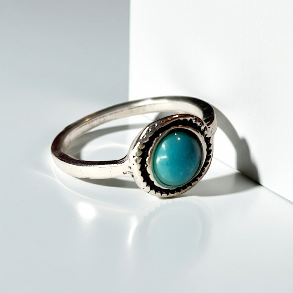 Pierścionek z turkusowym kamieniem w srebrnej oprawie. Rozmiar 15 mm. Styl klasyczny, elegancki. Stal nierdzewna, stal chirurgiczna, wodoodporne, hipoalergiczne, jakość premium. Rouge Bizu.