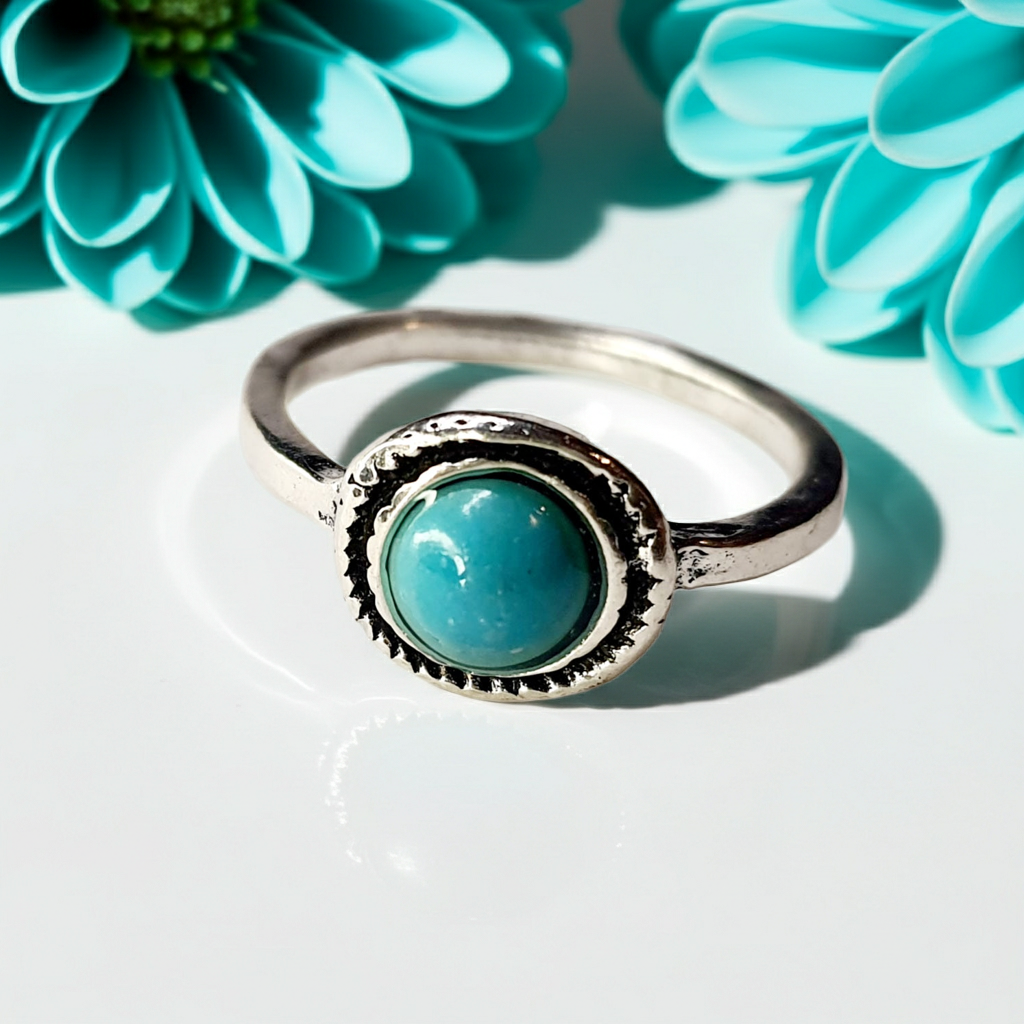 Pierścionek z turkusowym kamieniem w srebrnej oprawie. Rozmiar 15 mm. Styl klasyczny, elegancki. Stal nierdzewna, stal chirurgiczna, wodoodporne, hipoalergiczne, jakość premium. Rouge Bizu.