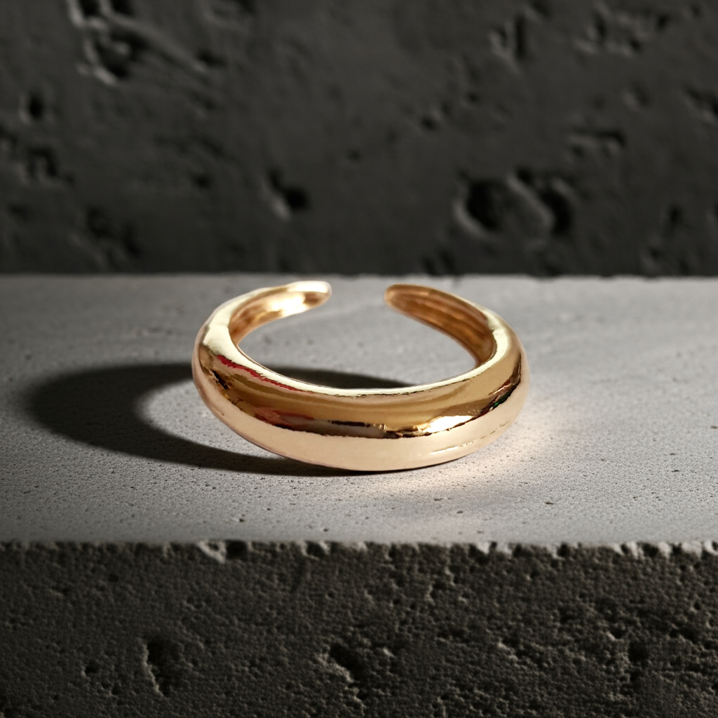 Pierścionek ze stali nierdzewnej w kształcie złotego półksiężyca, styl minimalistyczny, wysoki połysk. Rozmiar 17 mm, elegancki i nowoczesny design. Rouge Bizu.

