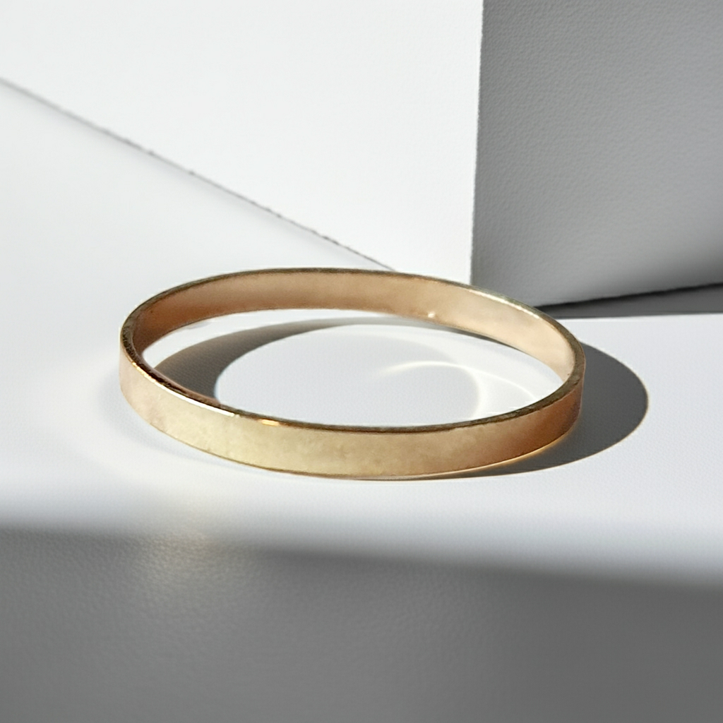 Złota obrączka ze stali chirurgicznej, gładka i połyskliwa, rozmiar 16 mm, klasyczny minimalistyczny pierścionek. Stal nierdzewna, wodoodporne, hipoalergiczne, jakość premium. Rouge Bizu.