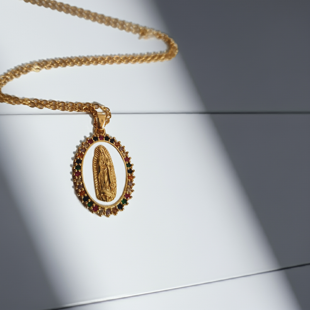 Naszyjnik złoty 40–45 cm ze stali nierdzewnej, owalny medalik z Matką Boską otoczony kolorowymi cyrkoniami, Rouge Bizu.