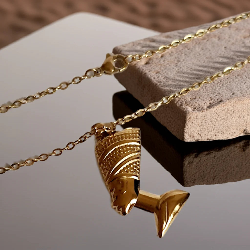 Złoty naszyjnik ze stali chirurgicznej z zawieszką w kształcie popiersia królowej Nefretete. Długość łańcuszka 50 cm. Stal chirurgiczna, stal nierdzewna, wodoodporne, hipoalergiczne, jakość premium. RougeBizu.