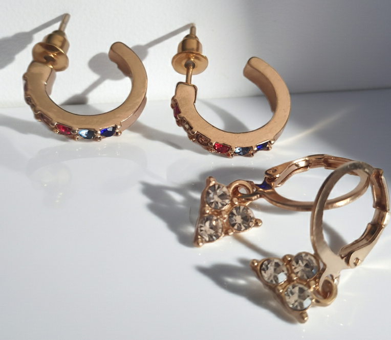 Zestaw 2 par kolczyków: złote kółka z kolorowymi cyrkoniami (1 cm) i wiszące kolczyki z trzema cyrkoniami (2 cm), biżuteria Rouge Bizu.
