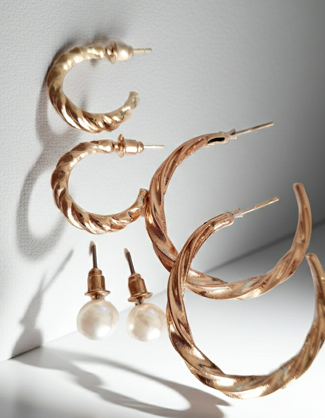 Zestaw kolczyków RougeBizu – skręcane złote koła i wkrętki z perełkami. Stal nierdzewna. Ponadczasowa klasyka i elegancja. rouge bizu.