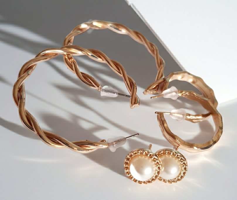 Zestaw kolczyków RougeBizu – skręcane i młotkowane hoopsy oraz perłowe wkrętki. WKRĘTKI Z PEREŁKAMI 1,5CM, KÓŁKA MAŁE 2,5CM ŚREDNICA, KÓŁKA DUŻE SKRECANE 4CM, STAL NIERDZEWNA. ROUGE BIZU