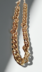 Złota bransoletka w splocie pancerka, stal chirurgiczna, długość 23–28 cm, stal nierdzewna, wodoodporne, hipoalergiczne, jakość premium, elegancki połysk, Rouge Bizu.