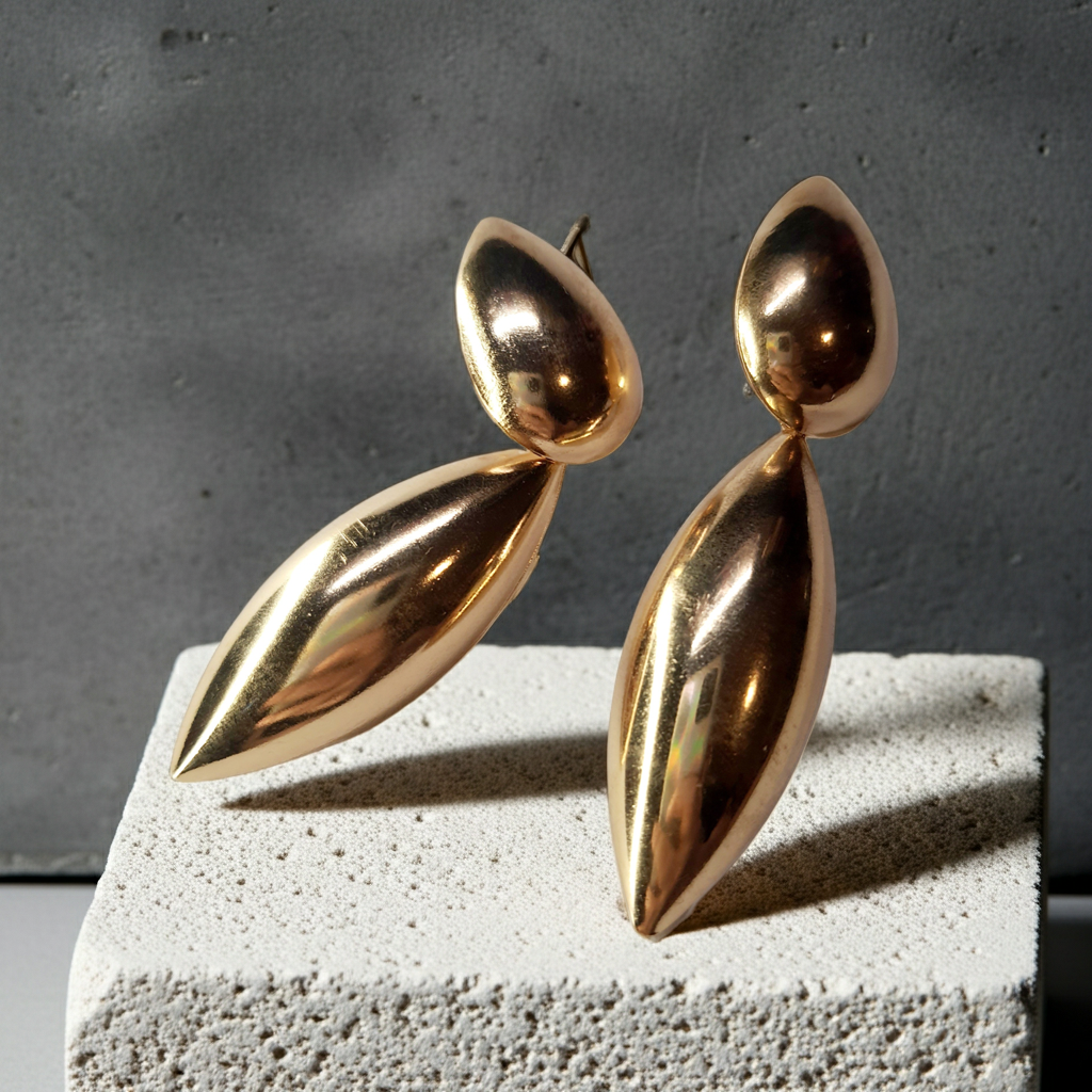 Kolczyki złote, wiszące, o opływowym kształcie, długość 7 cm. Styl minimalistyczny i elegancki. Stal nierdzewna, stal chirurgiczna, wodoodporne, hipoalergiczne, jakość premium. Rouge Bizu.