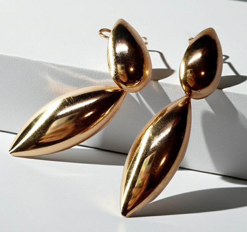 Kolczyki złote, wiszące, o opływowym kształcie, długość 7 cm. Styl minimalistyczny i elegancki. Stal nierdzewna, stal chirurgiczna, wodoodporne, hipoalergiczne, jakość premium. Rouge Bizu.