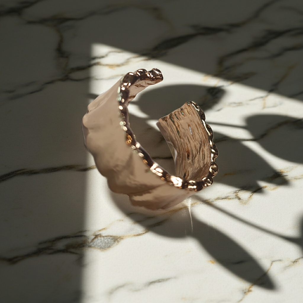 Złoty pierścionek ze stali nierdzewnej o szerokiej, falowanej strukturze w stylu minimalistycznym. Regulowany model, rozmiar 16 mm. stal chirurgiczna, stal nierdzewna, wodoodporne, hipoalergiczne, jakość premium, RougeBizu.