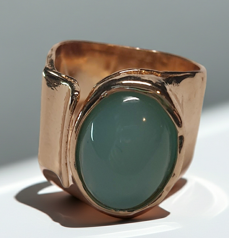 Złoty pierścionek ze stali nierdzewnej z owalnym kamieniem w kolorze morskiej zieleni, o nieregularnej formie w stylu artystycznym i retro. Rozmiar 16 mm. stal chirurgiczna, stal nierdzewna, wodoodporne, hipoalergiczne, jakość premium, RougeBizu.