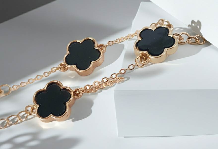 Złota bransoletka z trzema czarnymi kwiatami, stal nierdzewna, długość regulowana 17–22 cm, wodoodporna biżuteria RougeBizu | RougeBizu
