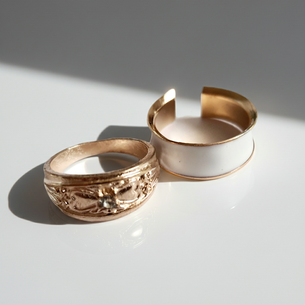 Zestaw 2 złotych pierścionków ze stali nierdzewnej i chirurgicznej, elegancki duet w minimalistycznym stylu, rozmiar 17 mm. Wodoodporne, hipoalergiczne, jakość premium. Rouge Bizu.