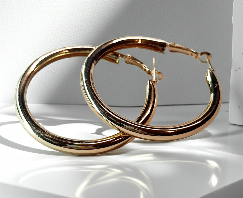 Złote kolczyki chunky koła, średnica 6 cm, stal chirurgiczna, stal nierdzewna, wodoodporne, hipoalergiczne, jakość premium, elegancki styl, Rouge Bizu.