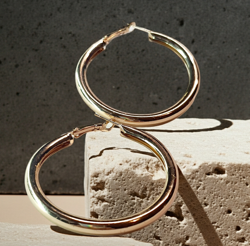 Złote kolczyki chunky koła, średnica 6 cm, stal chirurgiczna, stal nierdzewna, wodoodporne, hipoalergiczne, jakość premium, elegancki styl, Rouge Bizu.