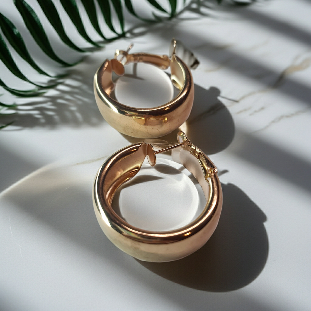 .

🌟 Materiał: stal nierdzewna (stal chirurgiczna, hipoalergiczna)
💛 Kolor: złoty
📐 Średnica: ok. 3 cm
📏 Grubość: ok. 1 cm
💧 Wodoodporne, trwałe, nie uczulają
🔒 Typ zapięcia: zatrzask