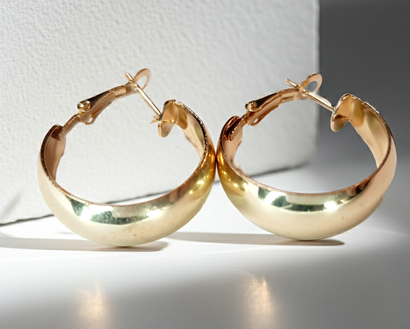 Gold twisted earrings 1.8 cm – a delicate form with character