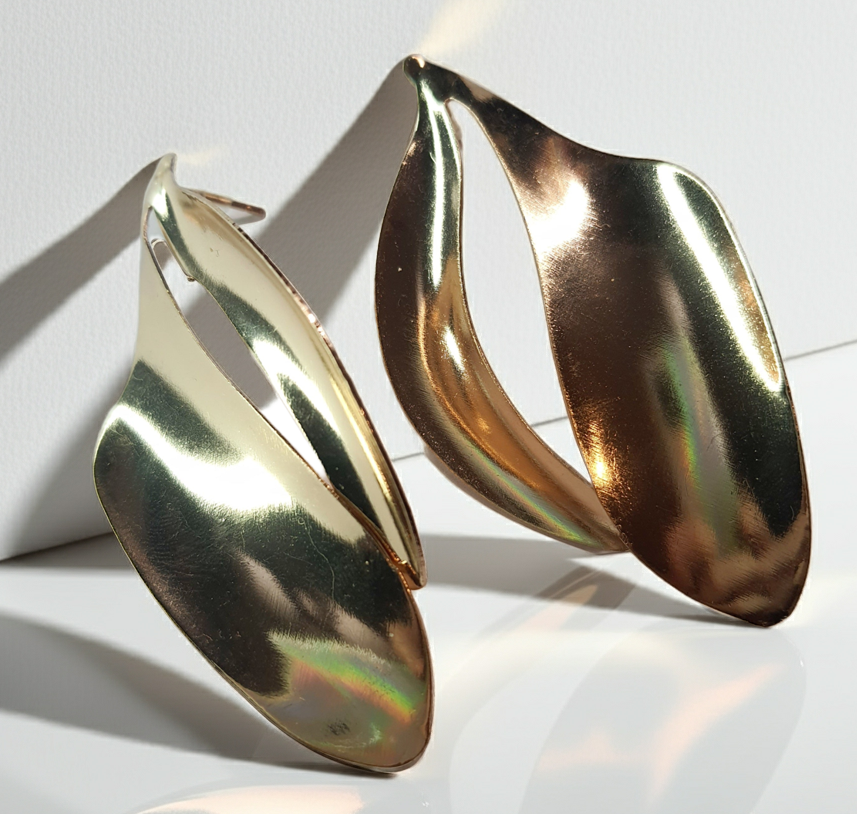 Złote kolczyki w kształcie fal o długości 7 cm, stal chirurgiczna, stal nierdzewna, wodoodporne, hipoalergiczne, jakość premium, nowoczesny artystyczny styl, Rouge Bizu.