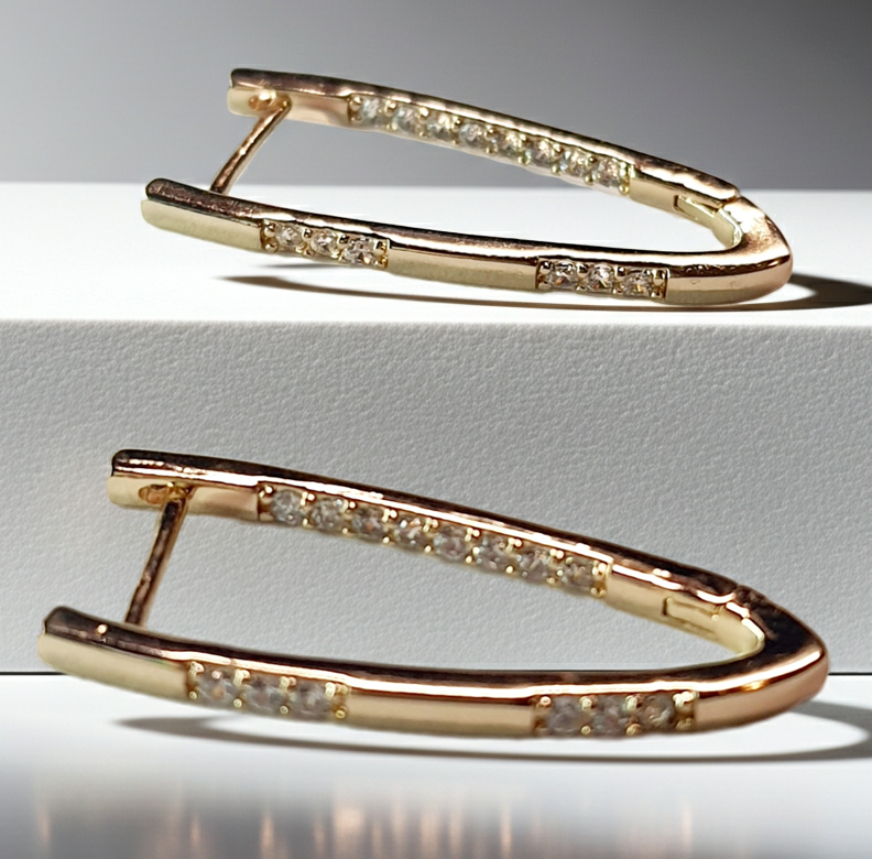 Złote kolczyki geometryczne z przezroczystymi cyrkoniami, długość 2,8 cm, stal chirurgiczna, stal nierdzewna, wodoodporne, hipoalergiczne, jakość premium, minimalistyczny styl, Rouge Bizu.