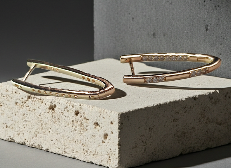 Złote kolczyki geometryczne z przezroczystymi cyrkoniami, długość 2,8 cm, stal chirurgiczna, stal nierdzewna, wodoodporne, hipoalergiczne, jakość premium, minimalistyczny styl, Rouge Bizu.