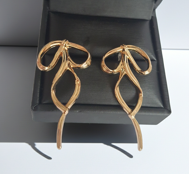 Złote kolczyki w kształcie kokardek, styl elegancki coquette, 5 cm, stal nierdzewna, Rouge Bizu.
