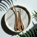 Gold earrings with a pearl disc – a modern classic