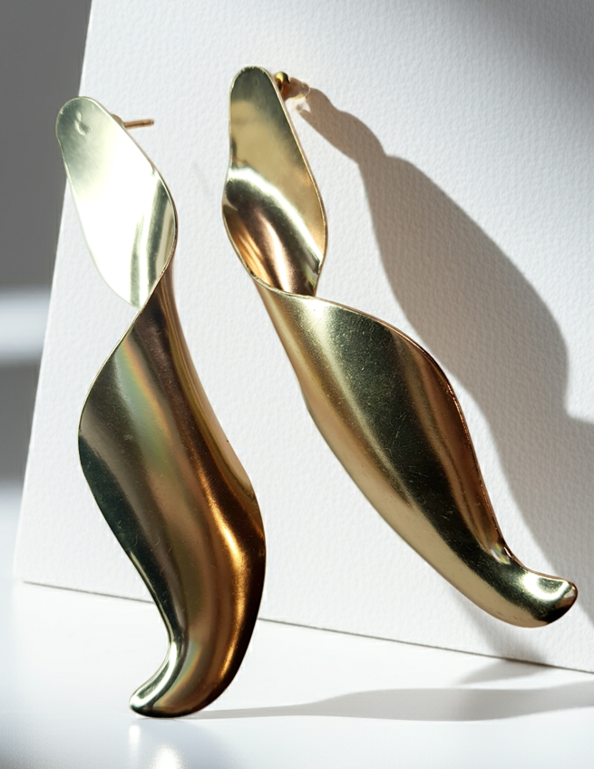 Złote długie kolczyki spiralne, długość 10 cm, stal chirurgiczna, stal nierdzewna, wodoodporne, hipoalergiczne, jakość premium, artystyczny styl, Rouge Bizu.