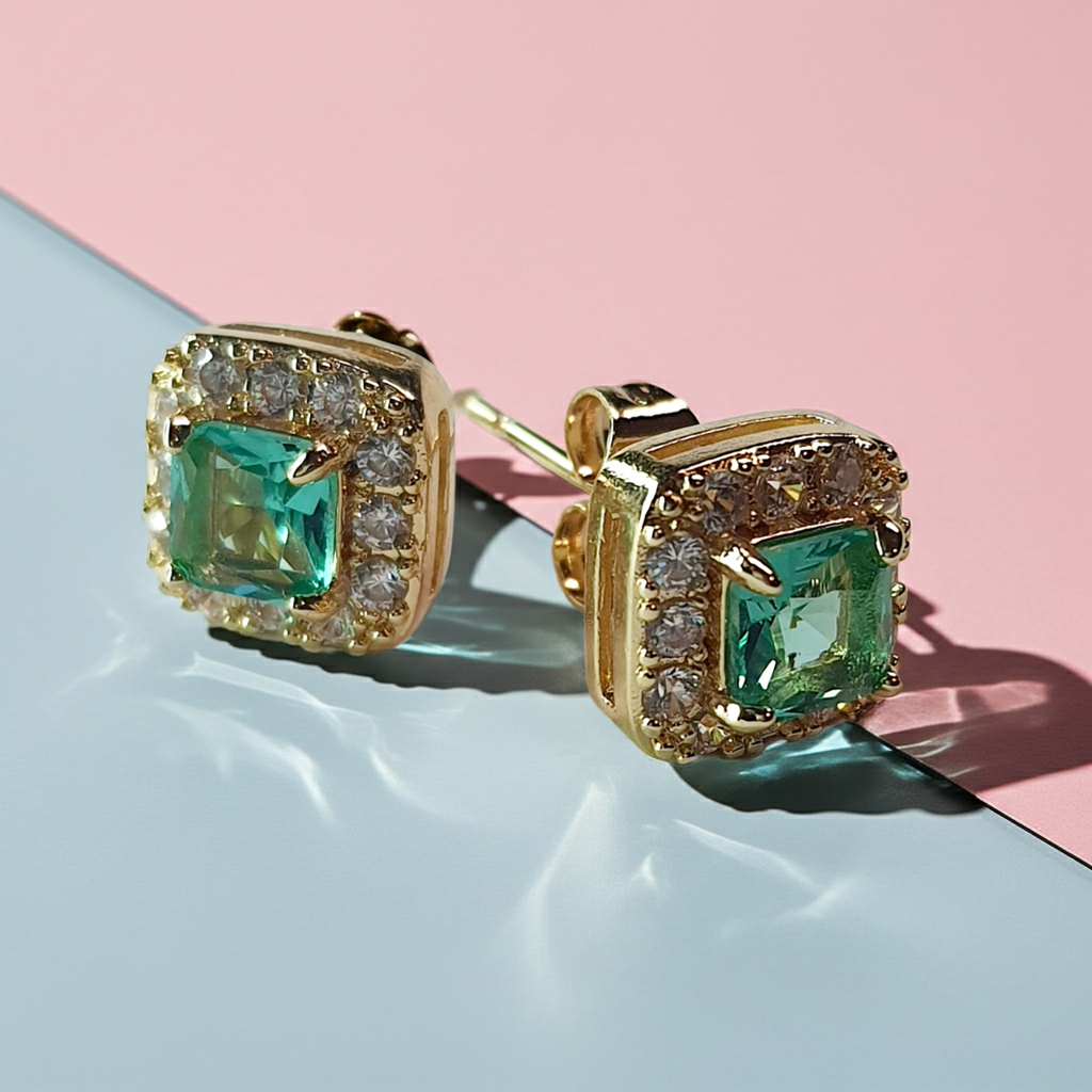 Złote kolczyki z zielonym szmaragdowym kamieniem w otoczeniu cyrkonii, średnica 1 cm, stal chirurgiczna, stal nierdzewna, wodoodporne, hipoalergiczne, jakość premium, elegancki styl glamour vintage, Rouge Bizu.