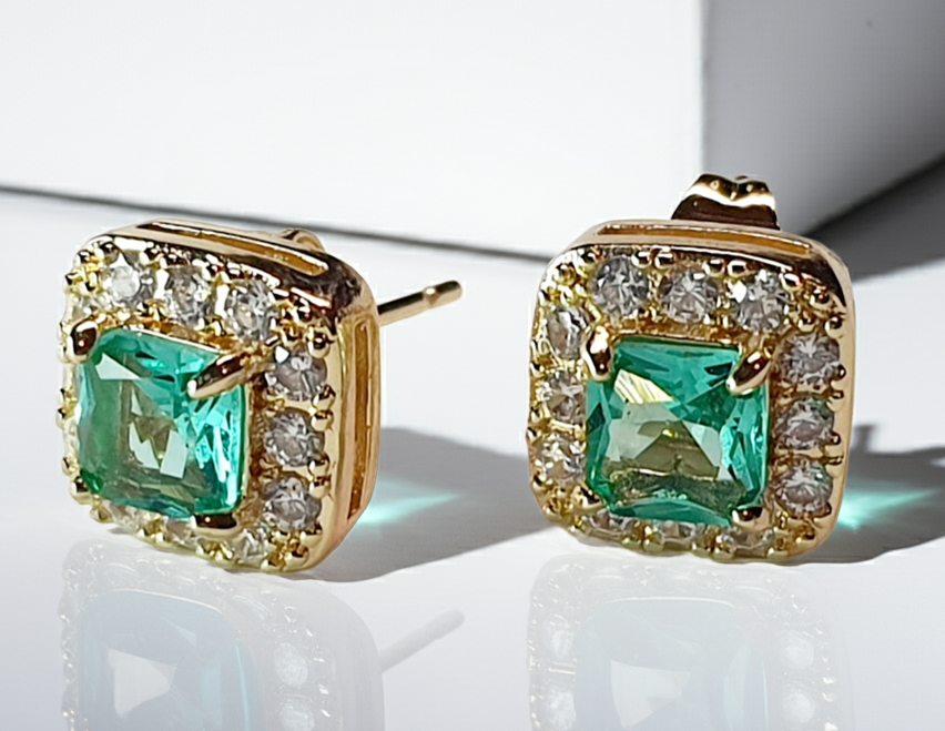 Złote kolczyki z zielonym szmaragdowym kamieniem w otoczeniu cyrkonii, średnica 1 cm, stal chirurgiczna, stal nierdzewna, wodoodporne, hipoalergiczne, jakość premium, elegancki styl glamour vintage, Rouge Bizu.