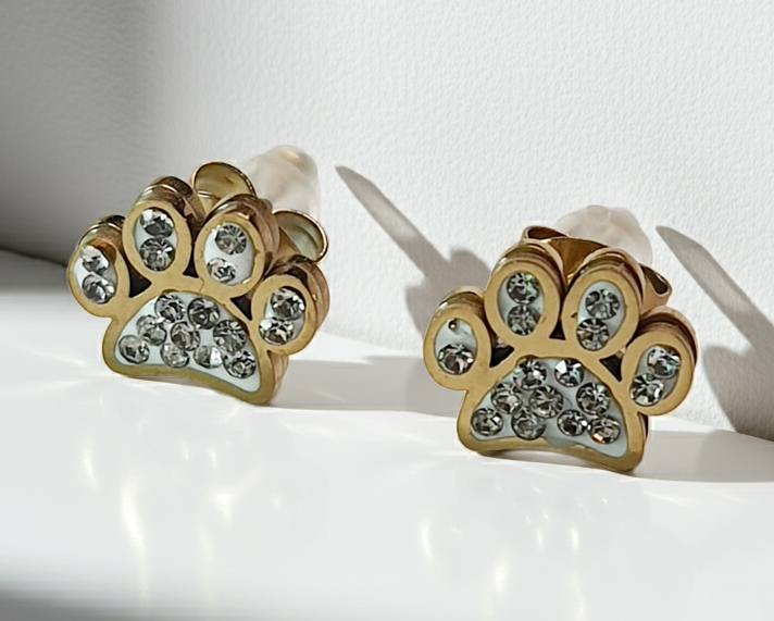 Złote kolczyki w kształcie psich łapek z przezroczystymi cyrkoniami, średnica 1 cm, stal chirurgiczna, stal nierdzewna, wodoodporne, hipoalergiczne, jakość premium, elegancki styl, Rouge Bizu.