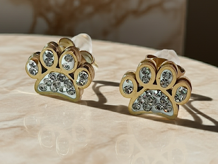 Złote kolczyki w kształcie psich łapek z przezroczystymi cyrkoniami, średnica 1 cm, stal chirurgiczna, stal nierdzewna, wodoodporne, hipoalergiczne, jakość premium, elegancki styl, Rouge Bizu.