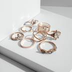 Zestaw 8 złotych pierścionków ze stali nierdzewnej i chirurgicznej, ozdobionych cyrkoniami i kryształkami w stylu glamour i klasycznym, rozmiary od 16 mm do 20 mm. Wodoodporne, hipoalergiczne, jakość premium. Rouge Bizu.