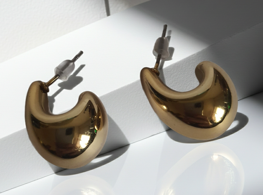 „Złote kolczyki krople o długości 2 cm, wykonane ze stali nierdzewnej, o lśniącej powierzchni w nowoczesnym, organicznym stylu – Rouge Bizu.”