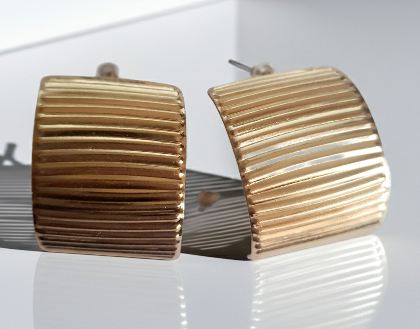 Złote kolczyki szerokie z pionowym tłoczeniem, minimalistyczne i eleganckie. Stal nierdzewna, długość 3 cm. Rouge Bizu.