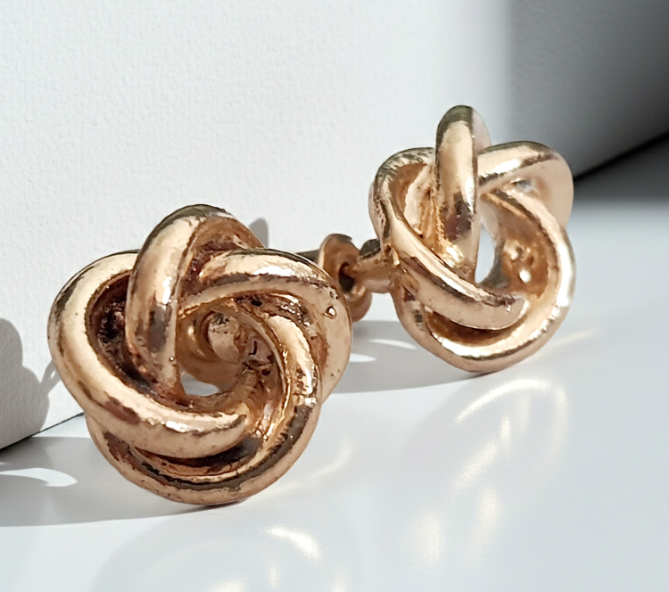 kolczyki wkrętki wykonane ze stali nierdzewnej w kolorze ciepłego żółtego złota. Piękny wzór, ponadczasowa elegancja. stal nierdzewna, stal chirurgiczna. rouge bizu