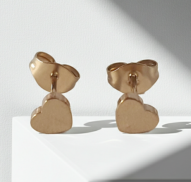 Minimalistyczne kolczyki serduszka na sztyft, STAL NIERDZEWNA. ROUGEBIZU