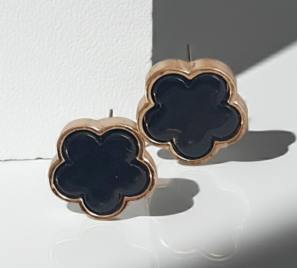 Kolczyki złote z czarnym kwiatem na sztyft, stal nierdzewna, wodoodporne i hipoalergiczne, elegancka biżuteria RougeBizu | RougeBizu
