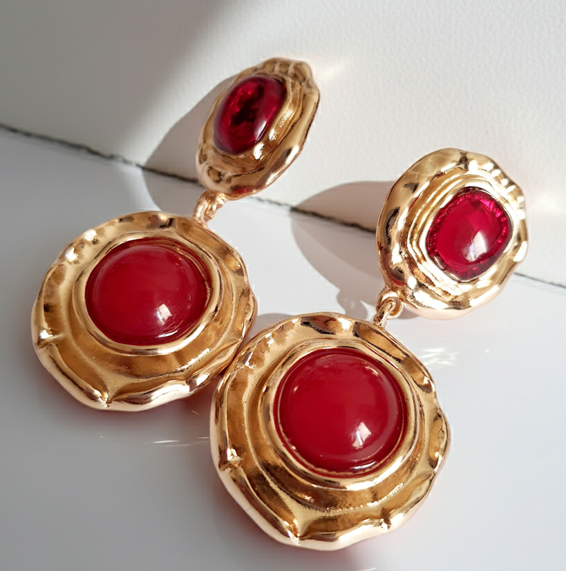 Wiszące kolczyki złote z czerwonym oczkiem w stylu vintage, stal nierdzewna, wodoodporne i hipoalergiczne | RougeBizu
