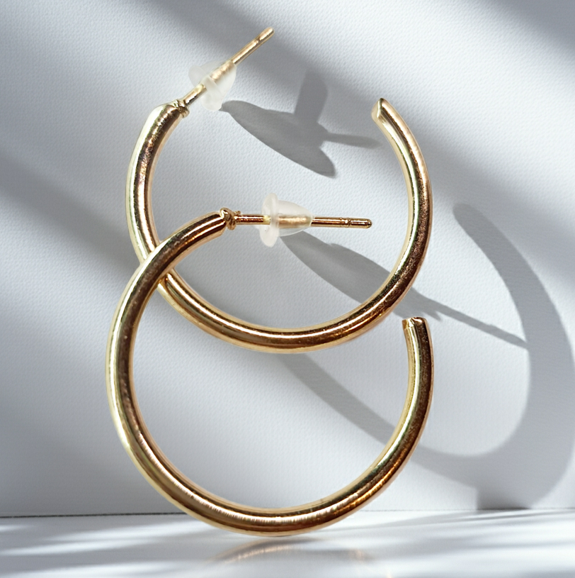Gold twisted earrings 1.8 cm – a delicate form with character