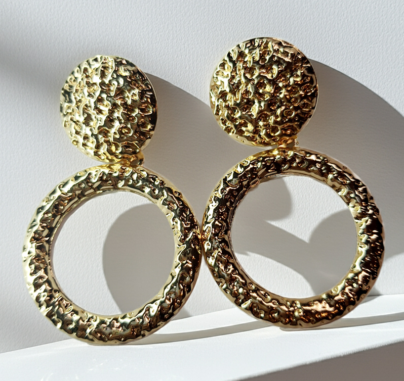 Gold twisted earrings 1.8 cm – a delicate form with character