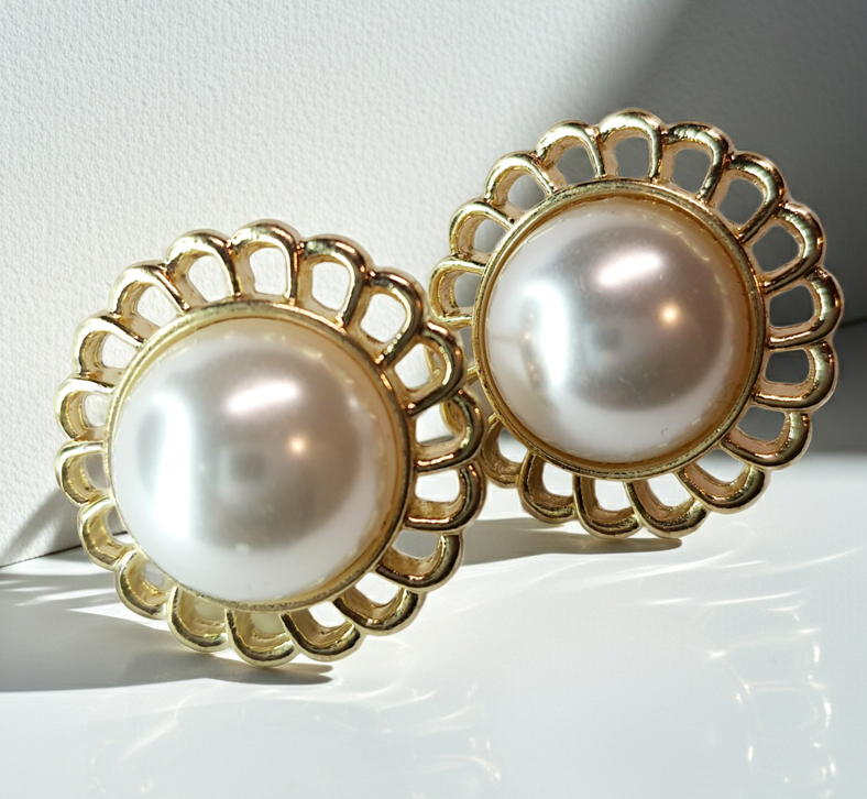 Gold twisted earrings 1.8 cm – a delicate form with character