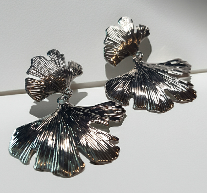 Srebrne kolczyki w kształcie liścia miłorzębu, długość 6 cm, stal chirurgiczna, stal nierdzewna, wodoodporne, hipoalergiczne, jakość premium, RougeBizu.