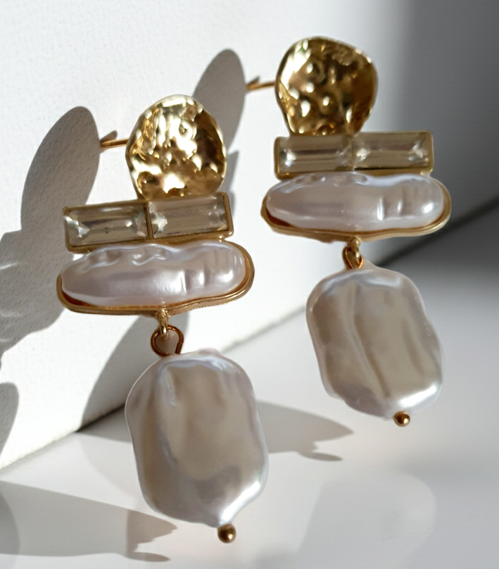 „Złote kolczyki ze stali nierdzewnej o długości 6 cm, zdobione nieregularnymi perłami barokowymi oraz prostokątnymi kryształami, eleganckie i stylowe – Rouge Bizu.”