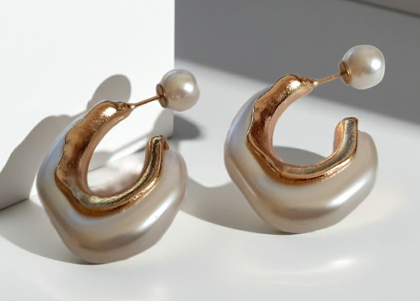 „Złote kolczyki ze stali nierdzewnej o długości 4 cm, z perłowym wykończeniem i nowoczesną organiczną formą, eleganckie i artystyczne – Rouge Bizu.”