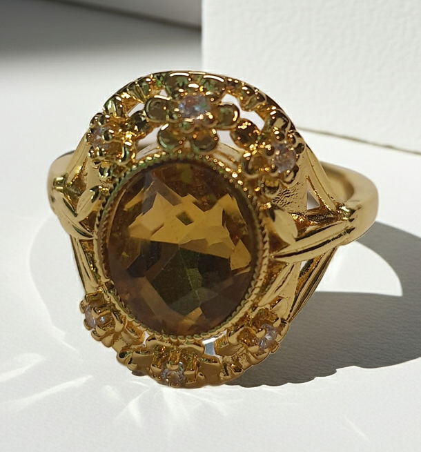 Złoty pierścionek z miodowym kryształem i cyrkoniami w stylu vintage, elegancki i ozdobny. Rozmiar 20 mm. Stal nierdzewna, stal chirurgiczna, wodoodporne, hipoalergiczne, jakość premium. Rouge Bizu.