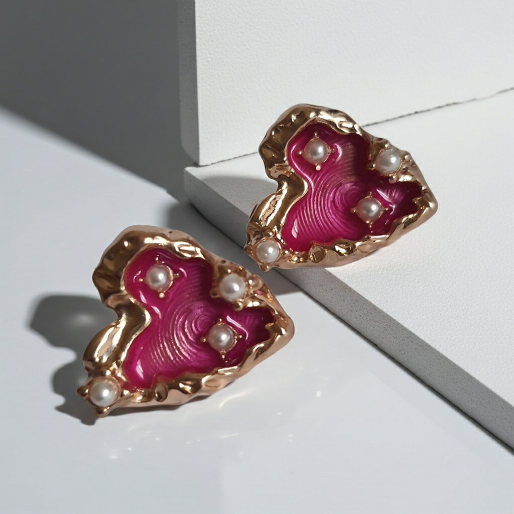 Kolczyki serca ze stali nierdzewnej w kolorze złotym, wypełnione fuksją i ozdobione drobnymi perłami, długość 2 cm, Rouge Bizu.
