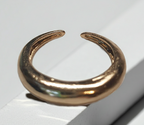 Złoty pierścionek ze stali nierdzewnej o otwartej, płynnej formie półksiężyca w stylu minimalistycznym i nowoczesnym. Rozmiar 16 mm. stal chirurgiczna, stal nierdzewna, wodoodporne, hipoalergiczne, jakość premium, RougeBizu.