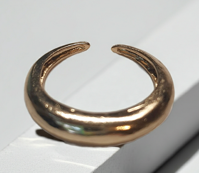 Złoty pierścionek ze stali nierdzewnej o otwartej, płynnej formie półksiężyca w stylu minimalistycznym i nowoczesnym. Rozmiar 16 mm. stal chirurgiczna, stal nierdzewna, wodoodporne, hipoalergiczne, jakość premium, RougeBizu.