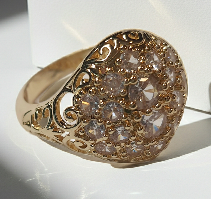 Złoty blask nocy – pierścionek z cyrkoniami w stylu vintage