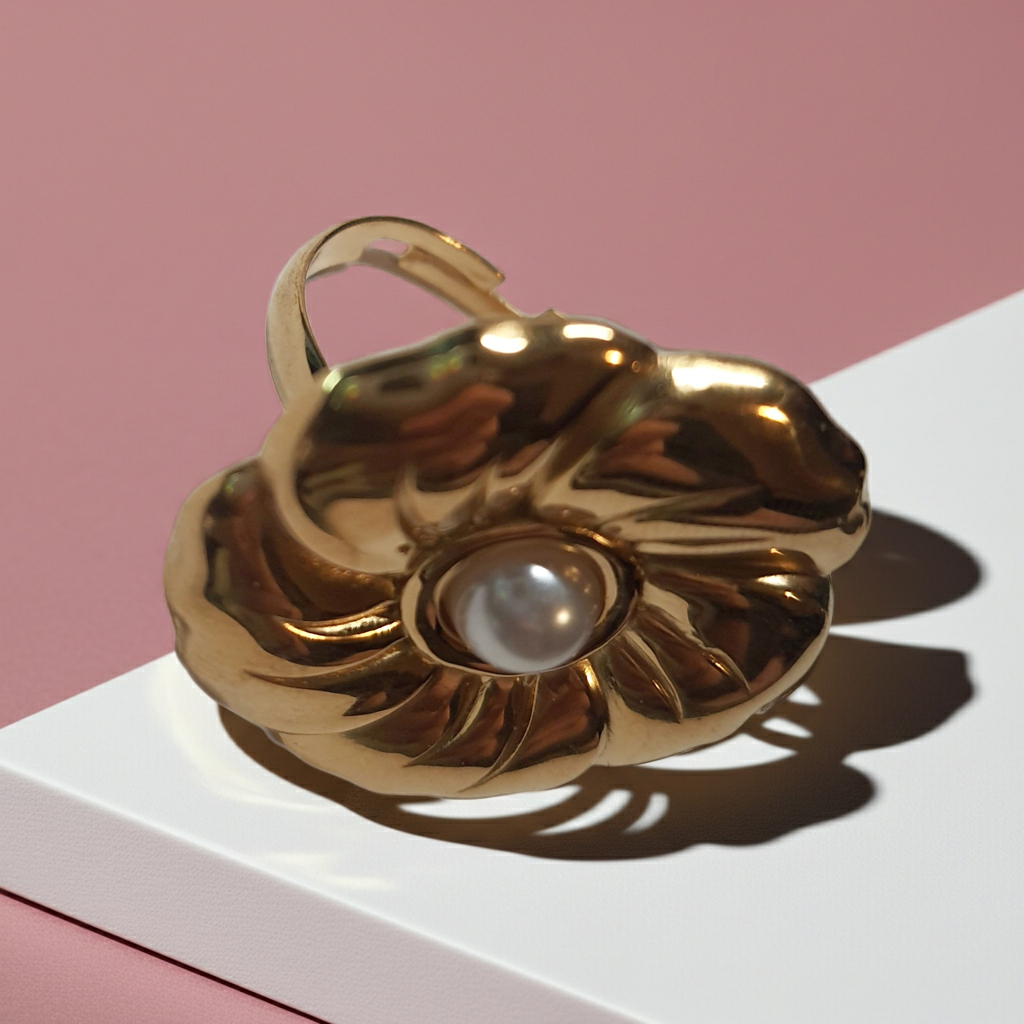 Złoty pierścionek w kształcie kwiatu z białą perłą, kobiecy i elegancki. Rozmiar 17 mm, regulowany. Stal nierdzewna, stal chirurgiczna, wodoodporne, hipoalergiczne, jakość premium. Rouge Bizu.